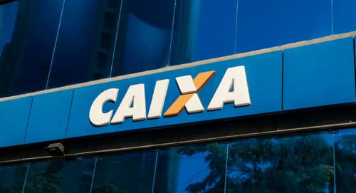 Pessoas na fila da Caixa Econômica Federal para receber benefícios